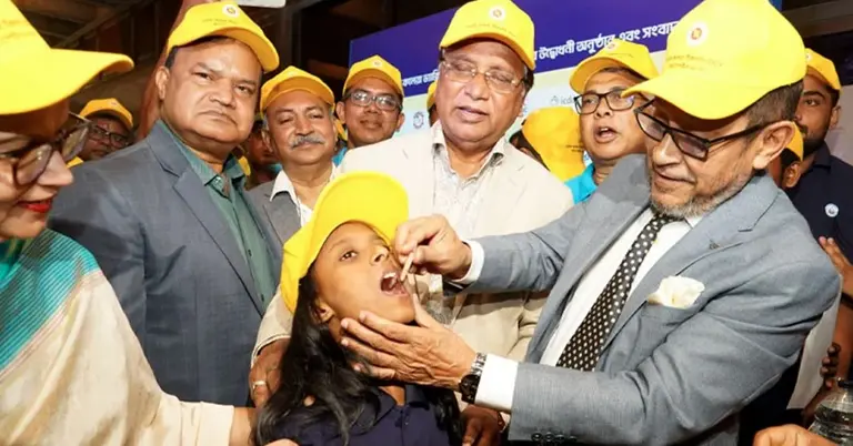 শিশুকে ওরাল কলেরা ভ্যাকসিন দিচ্ছেন স্বাস্থ্য ও পরিবার কল্যাণমন্ত্রী সরদার মো. সাখাওয়াত হোসেন